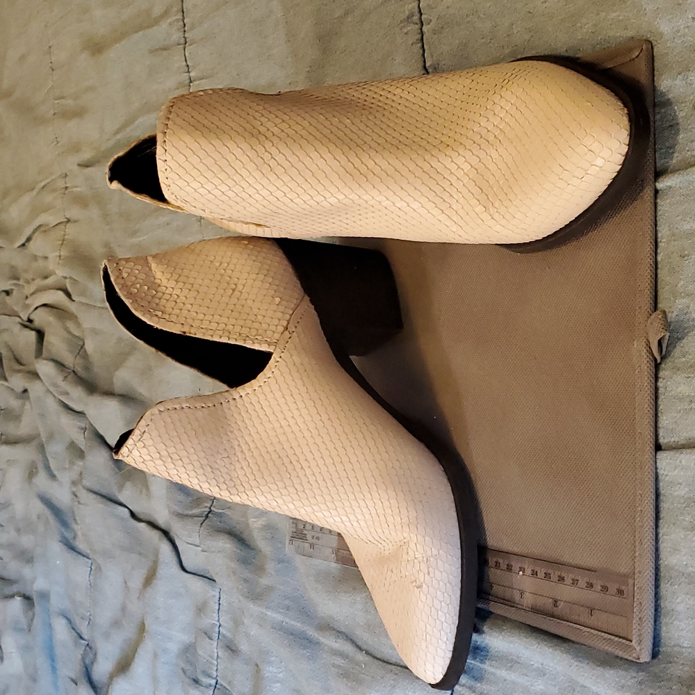 Steve Madden Petra White Snake Leather Bootie 7.5 M